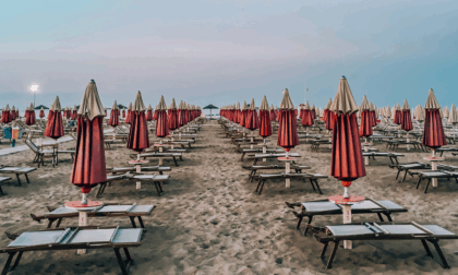 Spiagge vuote e ombrelloni chiusi, si accende la polemica. Santanchè: "Solo allarmismo, il turismo sta cambiando"