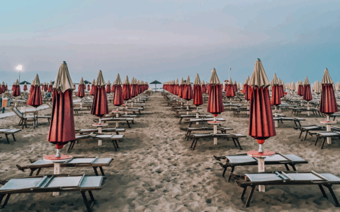 Spiagge vuote e ombrelloni chiusi, si accende la polemica. Santanchè: “Solo allarmismo, il turismo sta cambiando”