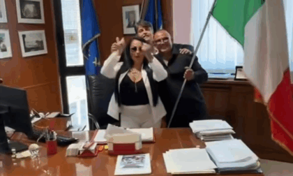 Consigliere di Azione ospita nel suo ufficio la tiktoker Rita De Crescenzo. Calenda lo sbatte fuori dal partito
