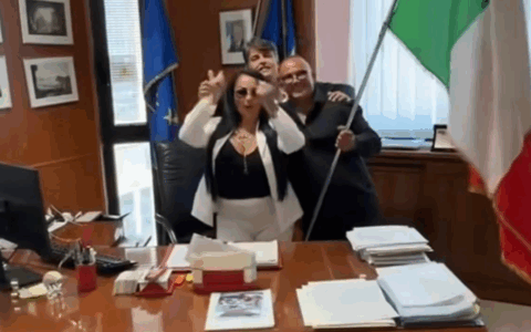 Consigliere di Azione ospita nel suo ufficio la tiktoker Rita De Crescenzo. Calenda lo sbatte fuori dal partito