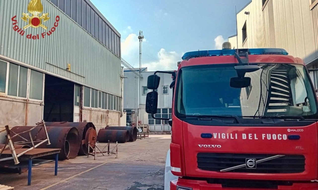 Incidenti sul lavoro fatali: operaio schiacciato da cilindro metallico, giovane schiacciato dal trattore