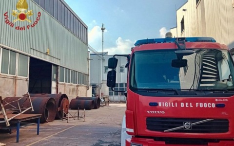 Incidenti sul lavoro fatali: operaio schiacciato da cilindro metallico, giovane schiacciato dal trattore