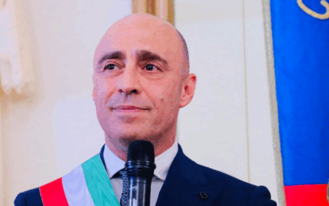 Ilva, il sindaco di Taranto ritira le dimissioni: “Ma non firmo l’accordo”