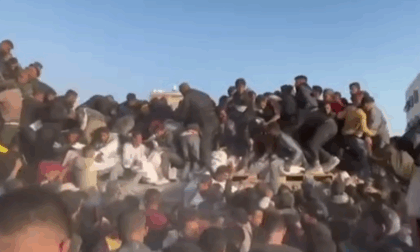 Camion d'aiuti preso d'assalto si ribalta a Gaza, 20 morti