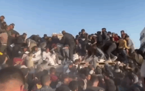 Camion d’aiuti preso d’assalto si ribalta a Gaza, 20 morti