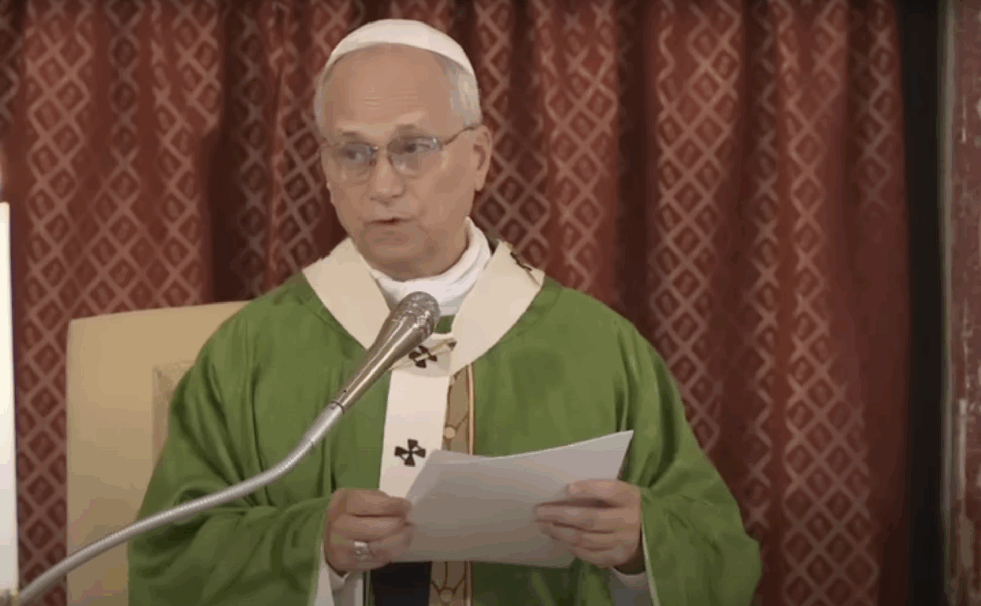 Papa Leone XIV celebra la messa per i poveri di Albano: "Serve il fuoco dell’amore, non quello delle armi"