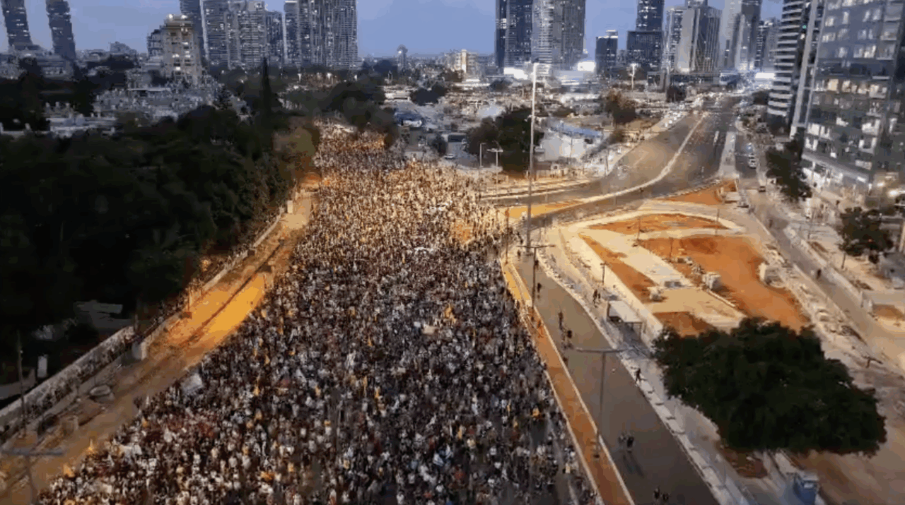 Israele in piazza per la tregua (accettata da Hamas), ma Netanyahu non si ferma