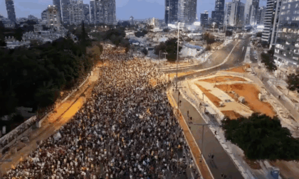 Israele in piazza per la tregua (accettata da Hamas), ma Netanyahu non si ferma