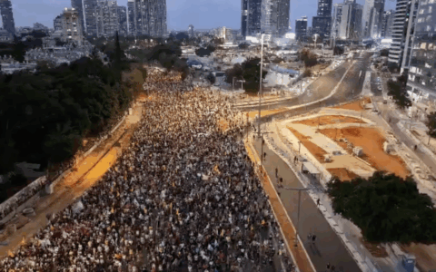 Israele in piazza per la tregua (accettata da Hamas), ma Netanyahu non si ferma