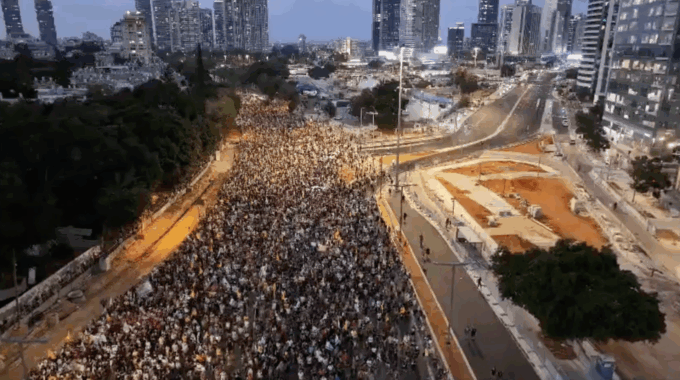 Israele in piazza per la tregua (accettata da Hamas), ma Netanyahu non si ferma