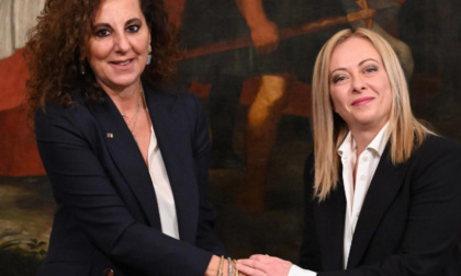 Sottosegretaria rilancia gli elogi di Le Monde a Meloni, gli hater augurano gravi malattie ad entrambe