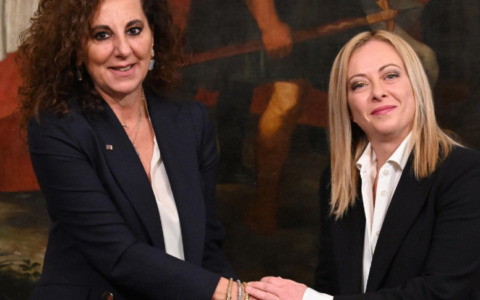 Sottosegretaria rilancia gli elogi di Le Monde a Meloni, gli hater augurano gravi malattie ad entrambe