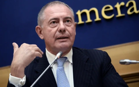 Urso: “Accordo di programma ex Ilva il 12 agosto”