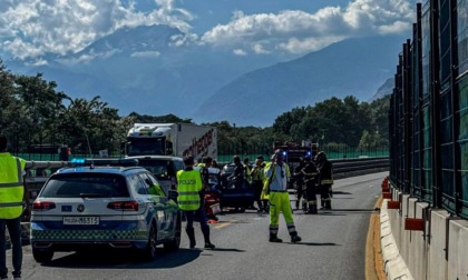 Anziano di 88 anni imbocca contromano l'Autostrada e provoca un incidente: un morto e tre feriti
