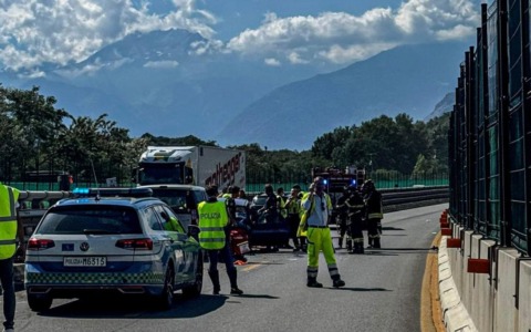 Anziano di 88 anni imbocca contromano l’Autostrada e provoca un incidente: un morto e tre feriti