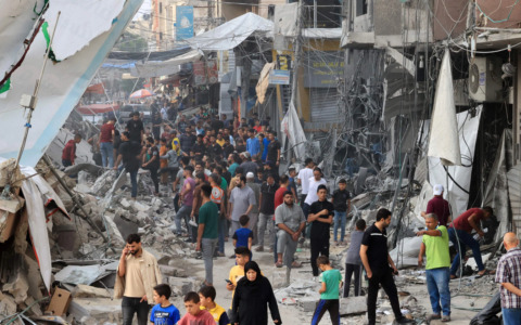 Gaza sotto assedio: decine di morti e migliaia in fuga. Israele blocca l’arrivo degli aiuti