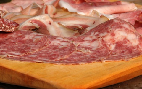 Italiani a tavola, meno qualità e più cibi ultra-processati