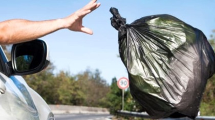 Chi getta rifiuti dall’auto ora rischia una multa fino a 18.000 euro, la sospensione della patente e pure l’arresto
