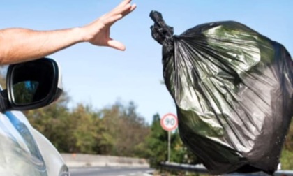 Chi getta rifiuti dall'auto ora rischia una multa fino a 18.000 euro, la sospensione della patente e pure l'arresto