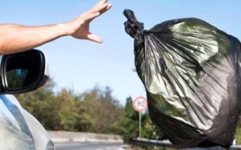 Chi getta rifiuti dall’auto ora rischia una multa fino a 18.000 euro, la sospensione della patente e pure l’arresto