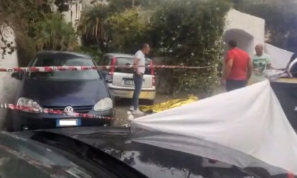 Spara all'ex moglie, poi uccide il nuovo compagno e la suocera e si toglie la vita