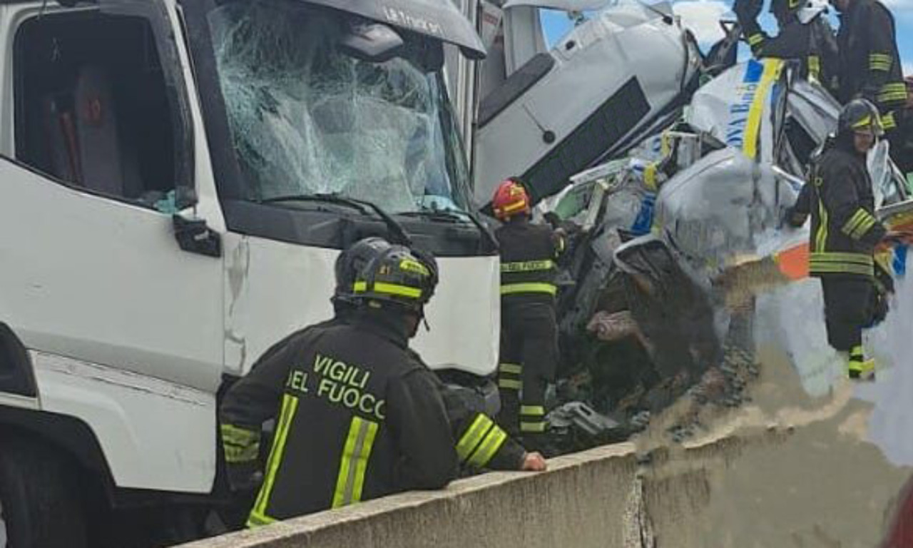 Camion si schianta contro i mezzi in coda sull’A1, tre morti su un’ambulanza