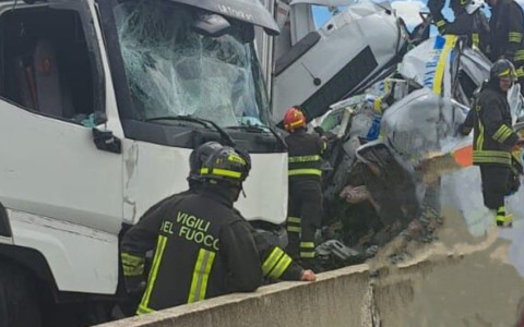 Camion si schianta contro i mezzi in coda sull’A1, tre morti su un’ambulanza