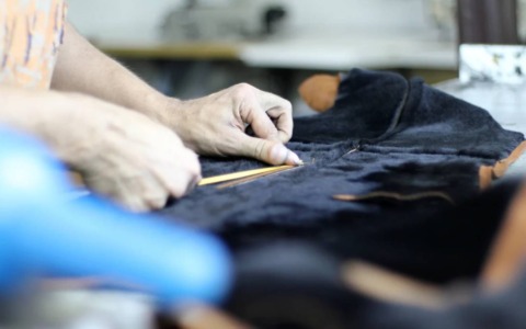 Maxi multa dell’Antitrust ad Armani: 3,5 milioni di euro. “Dichiarazioni etiche in contrasto con le condizioni di lavoro”