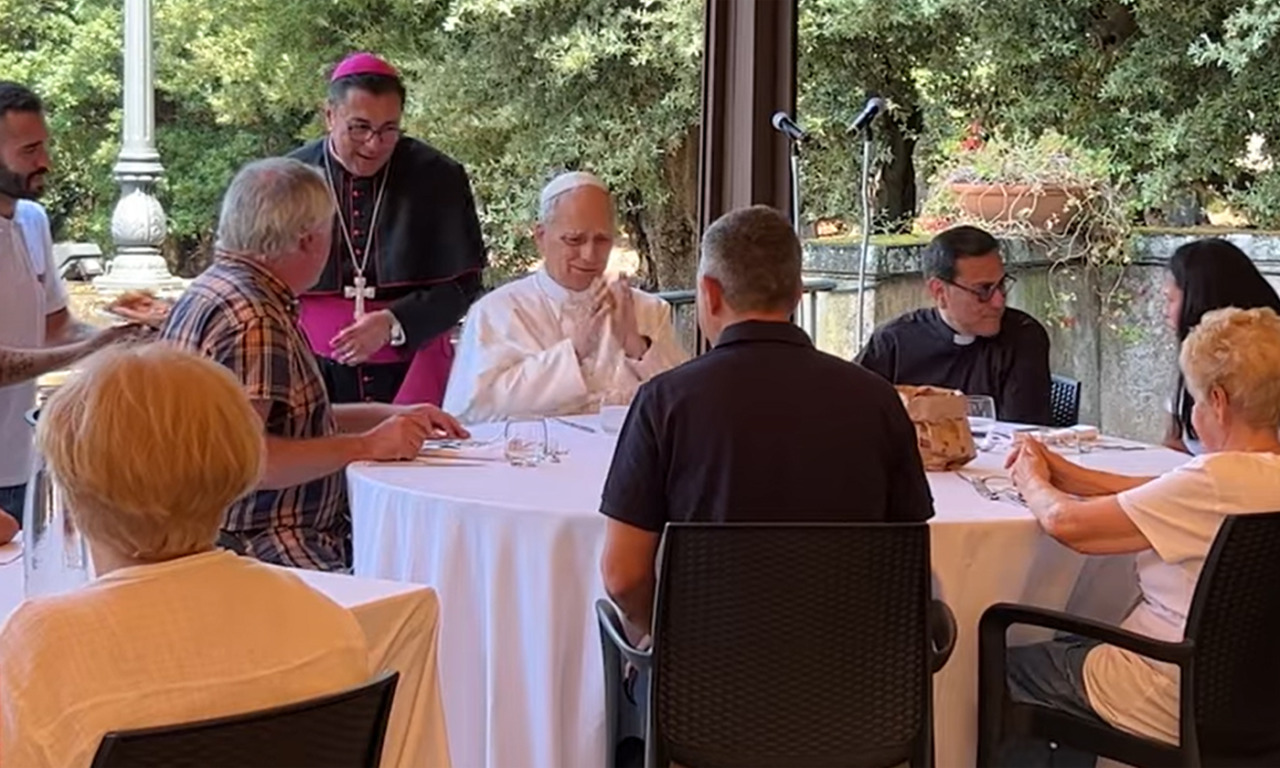 Papa Leone XIV celebra la messa per i poveri di Albano: “Serve il fuoco dell’amore, non quello delle armi”