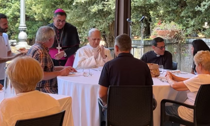 Papa Leone XIV celebra la messa per i poveri di Albano: "Serve il fuoco dell’amore, non quello delle armi"