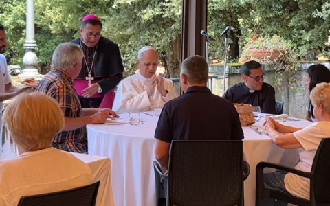 Papa Leone XIV celebra la messa per i poveri di Albano: “Serve il fuoco dell’amore, non quello delle armi”