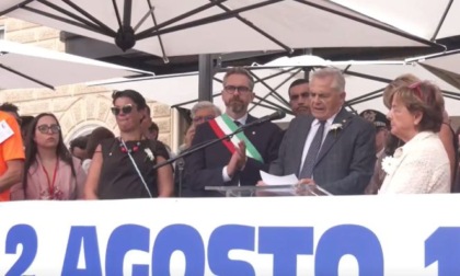 Strage Bologna, presidente associazione vittime a Meloni: "Non riscriva la storia". Fischi a La Russa