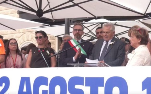Strage Bologna, presidente associazione vittime a Meloni: “Non riscriva la storia”. Fischi a La Russa