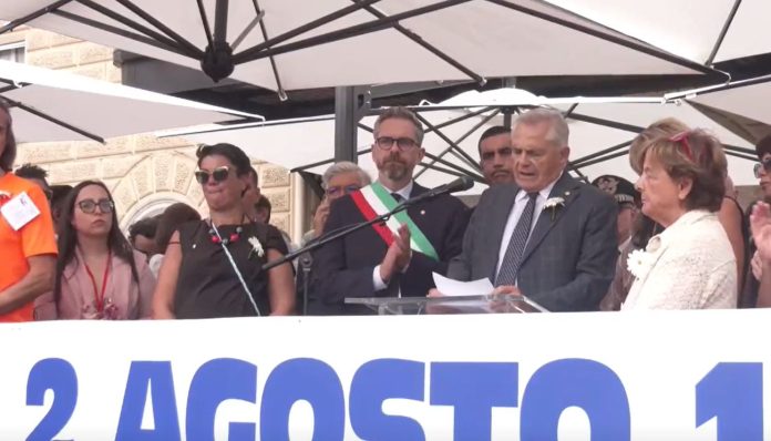 Strage Bologna, presidente associazione vittime a Meloni: “Non riscriva la storia”. Fischi a La Russa