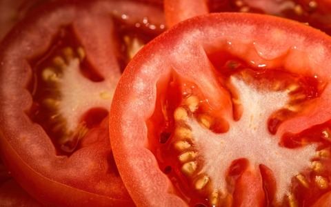 Pomodori ripieni estivi con cous cous, verdure e frutta: freschezza e gusto in vacanza