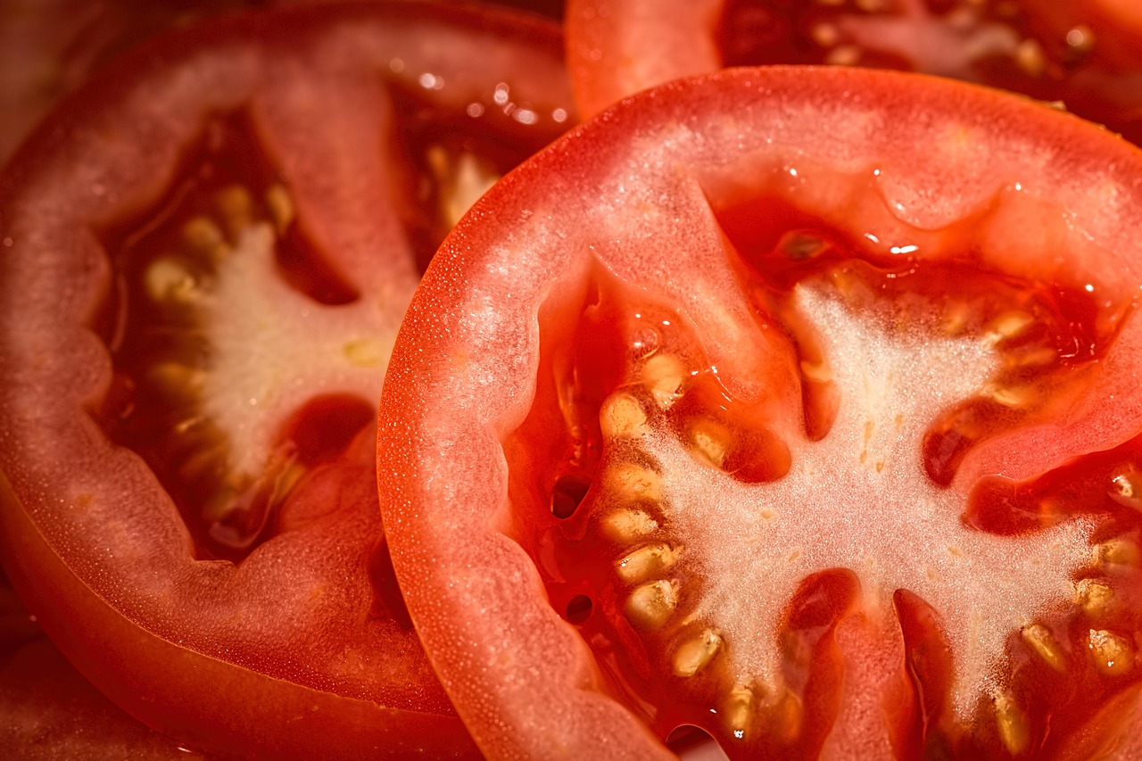 Pomodori ripieni estivi con cous cous, verdure e frutta: freschezza e gusto in vacanza