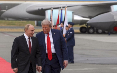 Trump: “Putin non vuole incontrare Zelensky, non gli piace. Mai più soldi all’Ucraina, solo alla Nato”