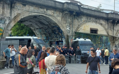 Sgomberato il Leoncavallo, il centro sociale più famoso d’Italia (e si chiude un capitolo di storia milanese)