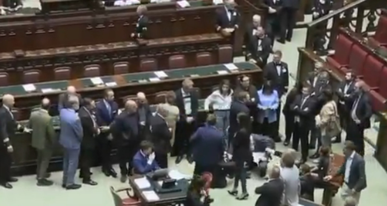 L’opposizione occupa i banchi del Governo: “Meloni subito in Aula per riferire sulla Flotilla”