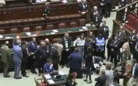 L’opposizione occupa i banchi del Governo: “Meloni subito in Aula per riferire sulla Flotilla”