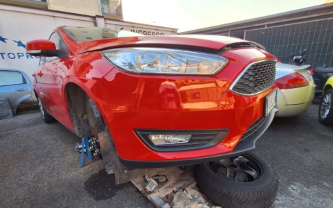 Ford di soli 8 anni: si rompe il motore, ma il pezzo di ricambio non si trova