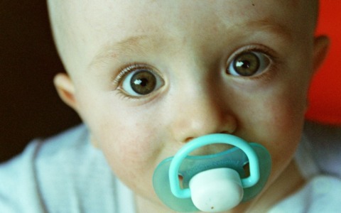 Sostanza pericolosa nei ciucci per bambini: il (noto) prodotto e i lotti ritirati