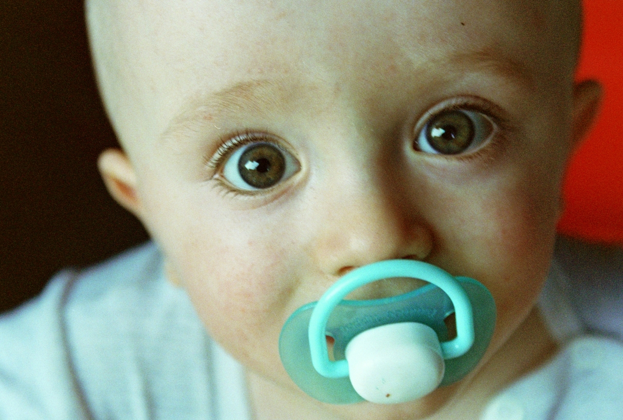 Sostanza pericolosa nei ciucci per bambini: il (noto) prodotto e i lotti ritirati