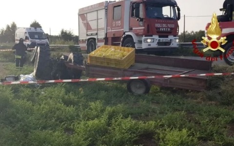 Ancora due incidenti sul lavoro fatali: bracciante agricolo travolto da un trattore, operaio cade dal quinto piano