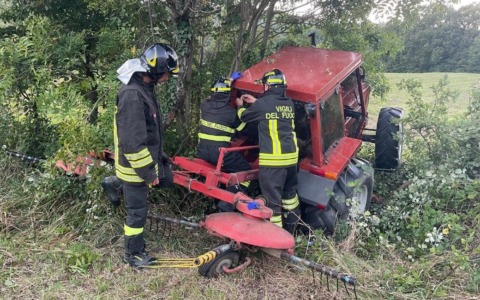 Sbalzato e schiacciato dal trattore, muore agricoltore 73enne