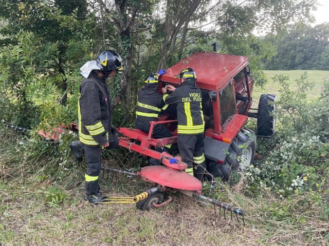 Sbalzato e schiacciato dal trattore, muore agricoltore 73enne