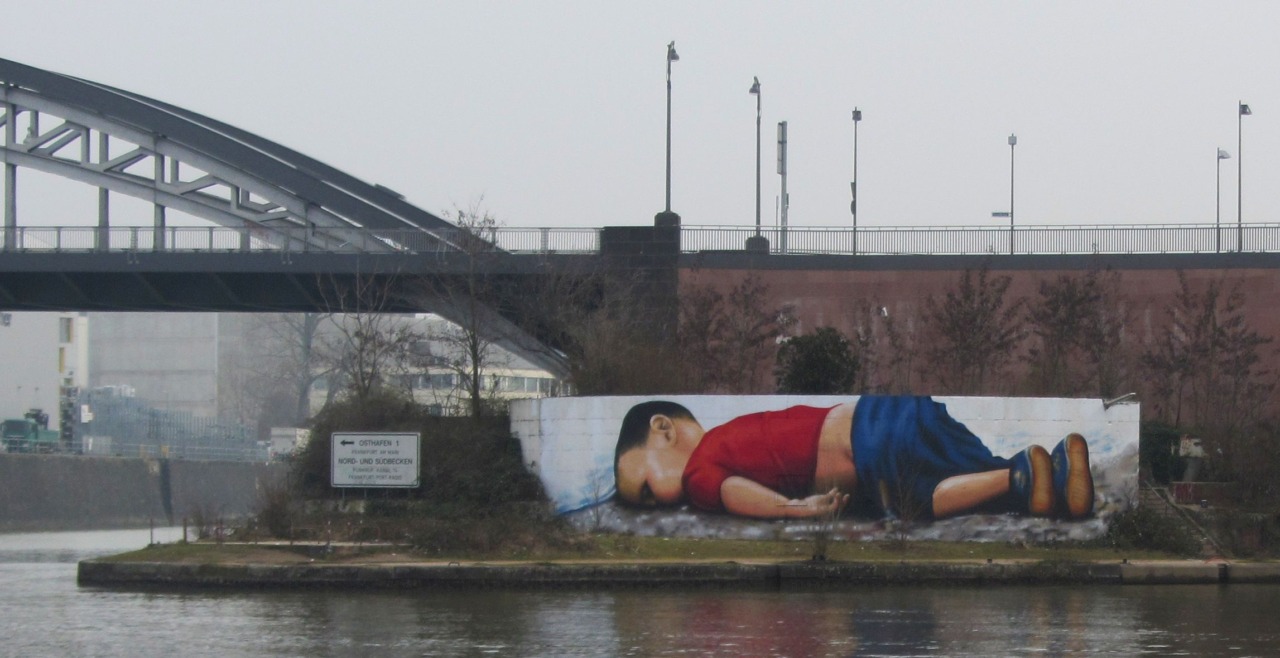 Dieci anni fa la morte di Alan Kurdi: la foto che ha indignato e commosso il mondo (ma non lo ha cambiato)