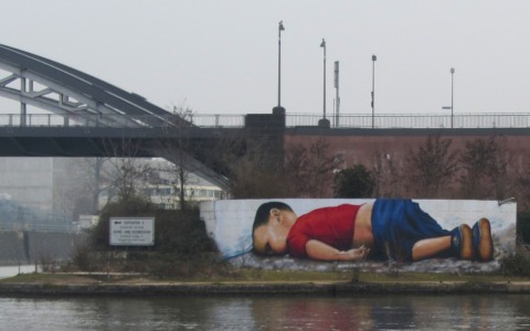 Dieci anni fa la morte di Alan Kurdi: la foto che ha indignato e commosso il mondo (ma non lo ha cambiato)