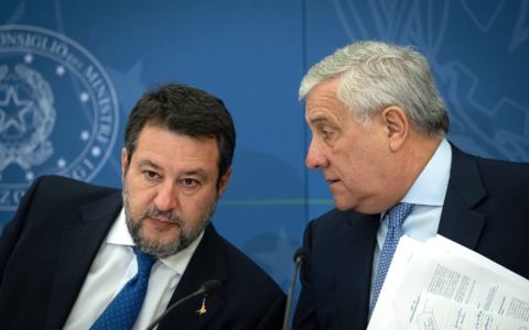 Extraprofitti banche, nuovo scontro in maggioranza. Salvini: “5 miliardi per gli italiani”. Tajani: “Roba da Unione Sovietica”