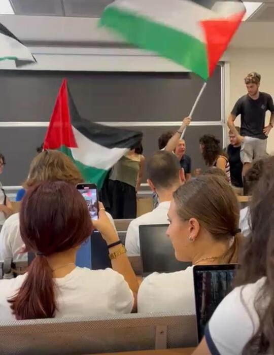 Blitz di studenti Propal all’Università di Pisa: interrotta la lezione di un prof pro Israele